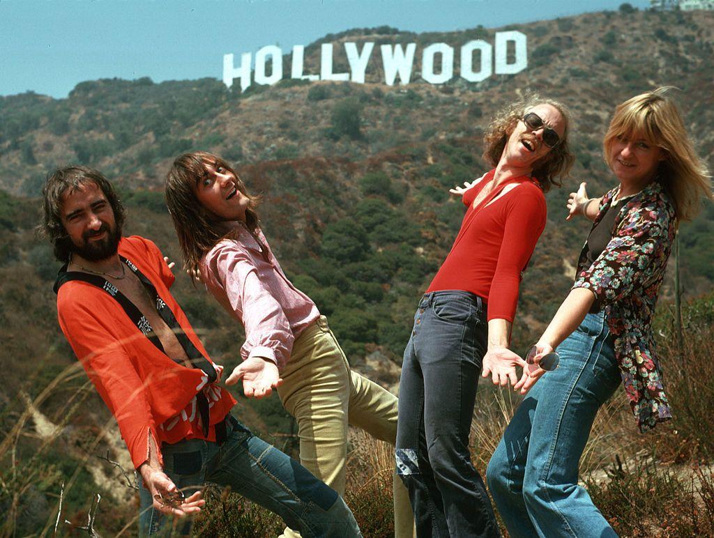 John McVie, Mick Fleetwood, Bob Welch y Christine McVie del grupo de rock "Fleetwood Mac" posan para un retrato bajo el cartel de Hollywood en agosto de 1974 en Los Ángeles, California.