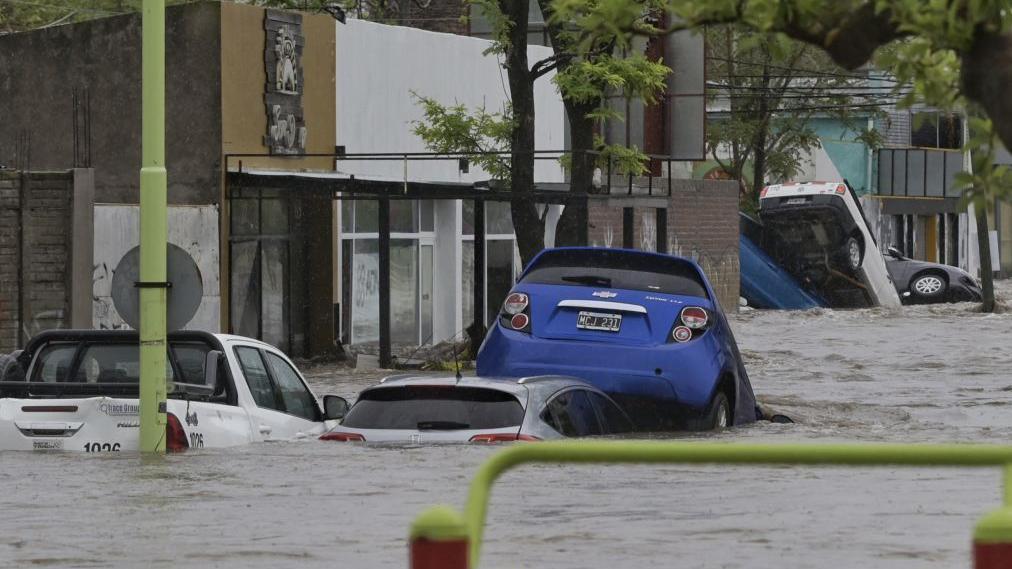 Vehículos arrollados por las inundaciones en Bahía Blanca.