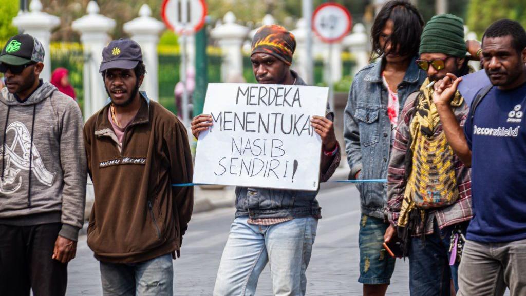 Mahasiswa Papua menggelar aksi unjuk rasa di titik nol kilometer di Yogyakarta, Indonesia pada tanggal 31 Agustus 2019. Mereka menuntut pemerintah segera menyelesaikan dan memberikan solusi atas diskriminasi rasial warga Papua.