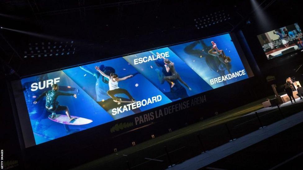 Imagem mostra anúncio dos quatro novos esportes olímpicos: surfe, skateboard, escalada e breaking dance