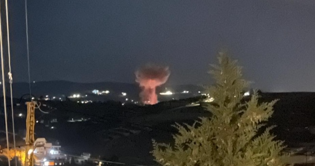 صورة تظهر تصاعد الدخان في أعقاب غارة إسرائيلية قرب النبطية جنوب لبنان.