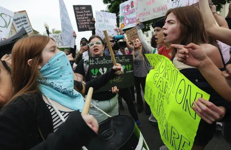 Ativistas antiaborto e feministas protestando em Washington