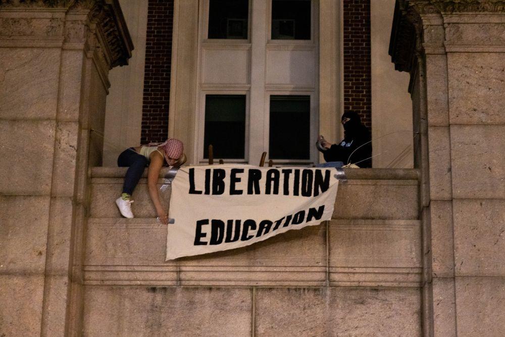 Los activistas colocaron un cartel con las palabras "liberación" y "educación".