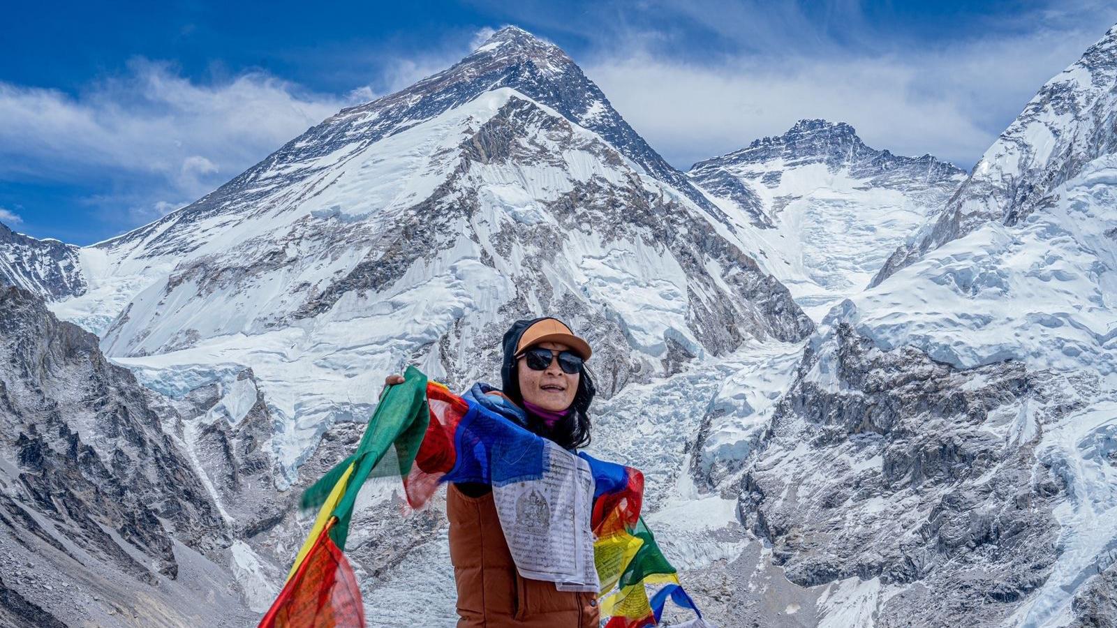 라마는 배경에 자리한 에베레스트산 꼭대기에 부처의 깃발을 꽂았다