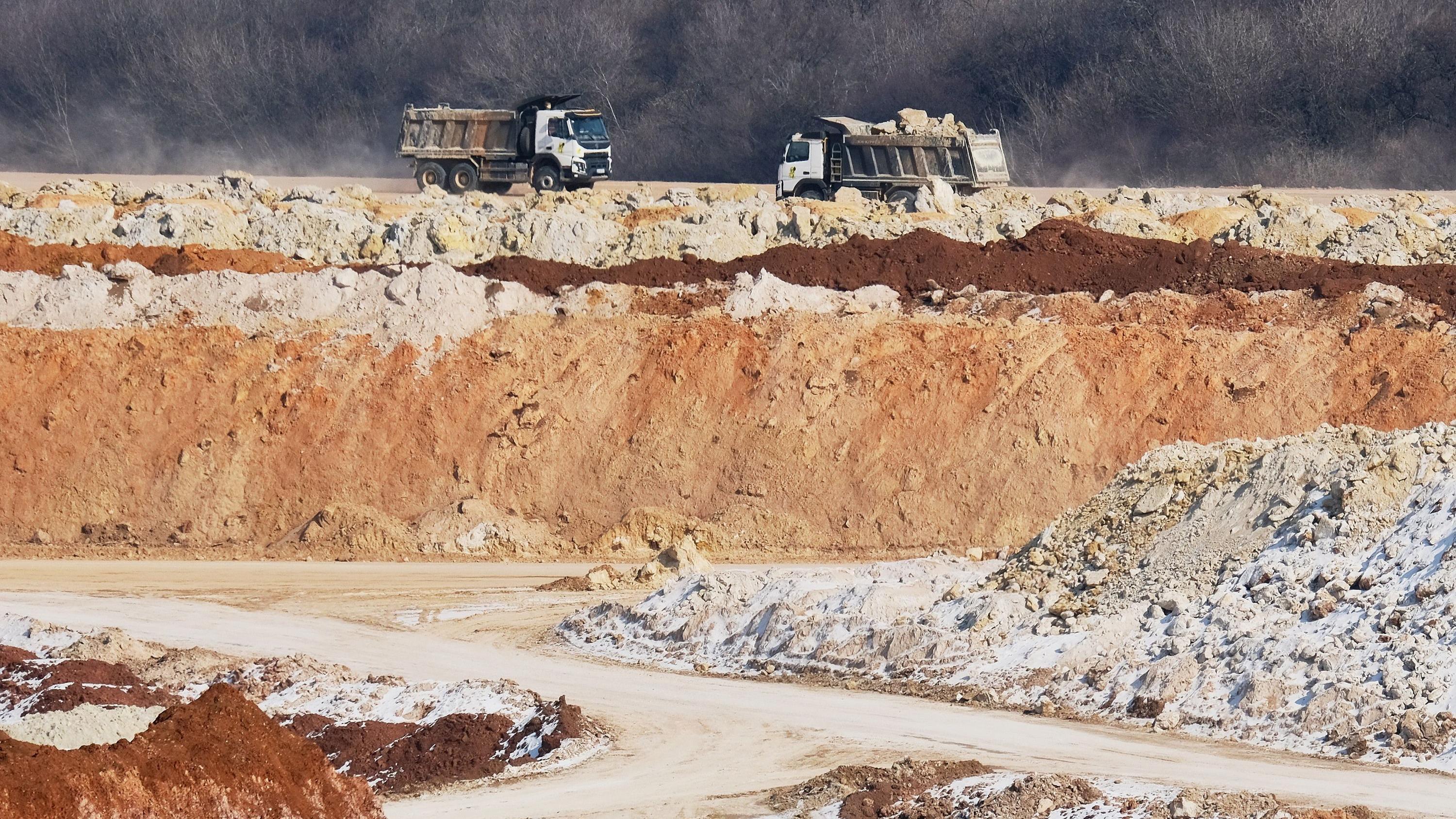 تحميل معادن في شاحنات في منجم في منطقة دونيتسك في أوكرانيا