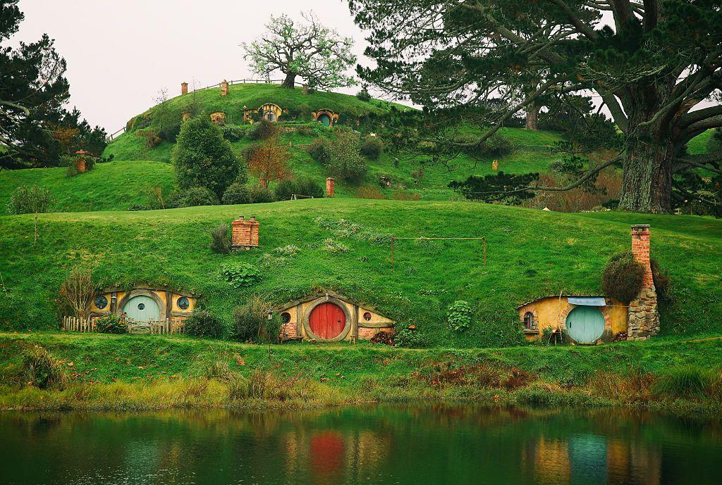 Unas casas de hobbits en el escenario de "El señor de los anillos".