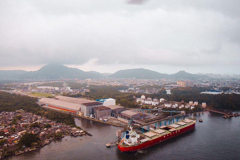 Vista aérea de porto com navio atracado em Santos