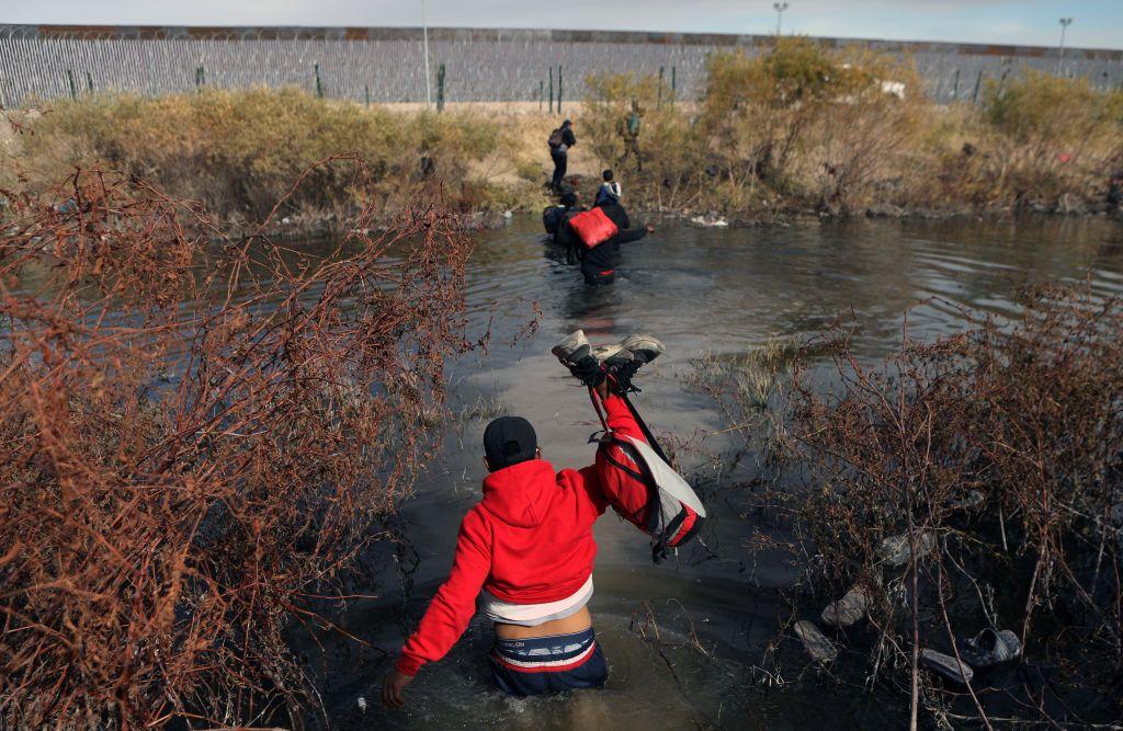 Migrantes cruzan el río Bravo