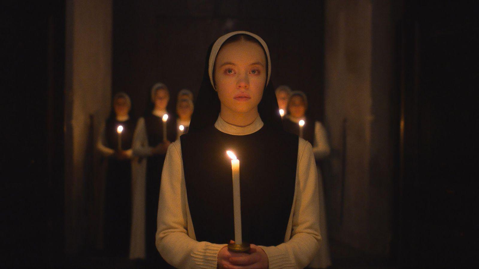 Freiras segurando velas em cena do filme 'Imaculada'