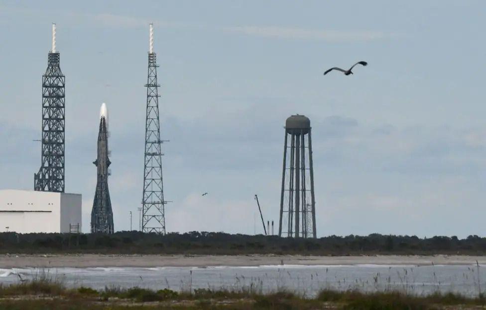 Lansiranje rakete Nju Glen Blu oridžina koja može više puta da se upotrebi odloženo je u ponedeljak zbog tehničkog problema