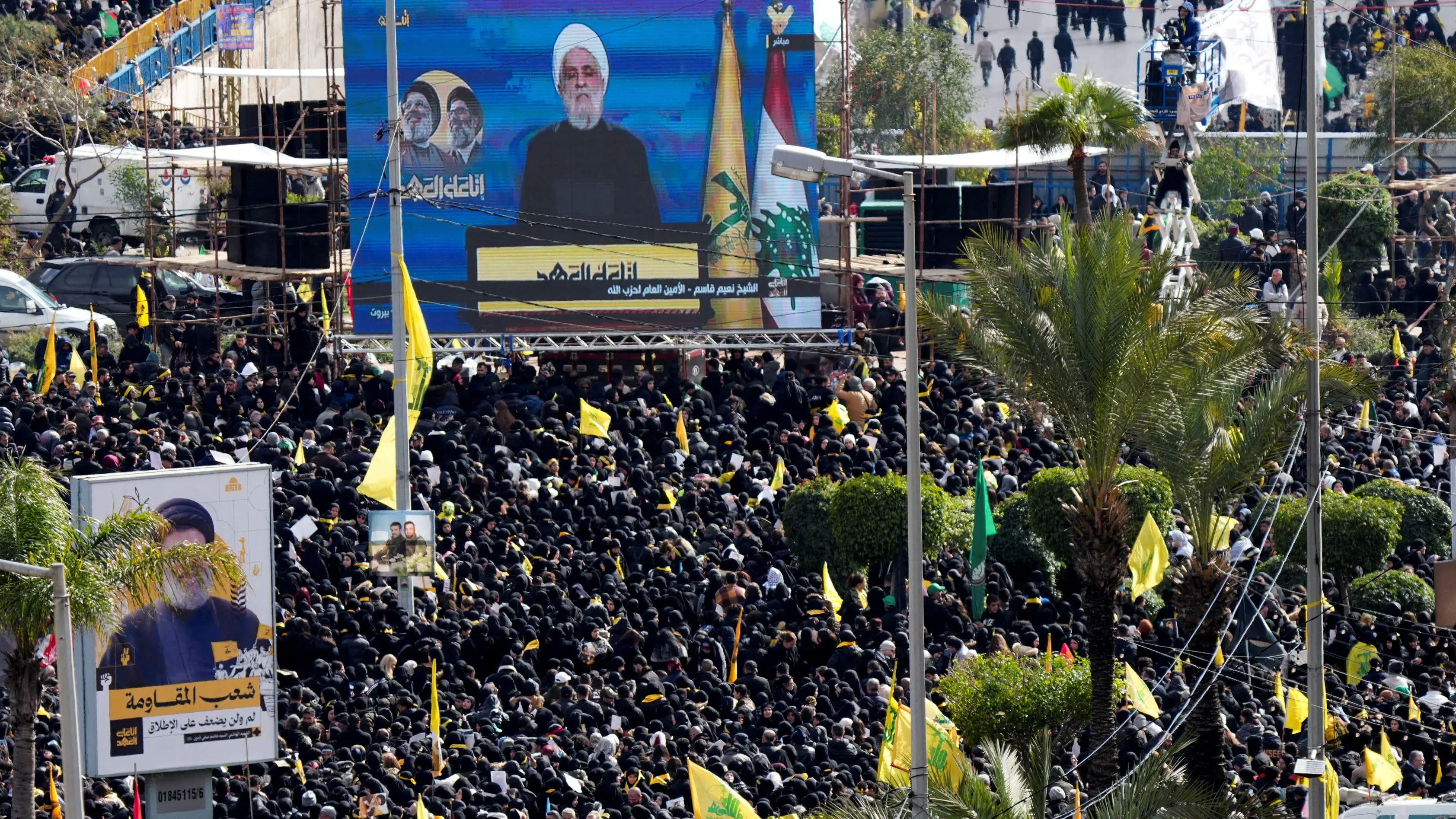 الأمين العام لحزب الله نعيم قاسم خلال كلمة في مراسم تشييع الأمينين العامين السابقين لحزب الله حسن نصر الله وهاشم صفي الدين