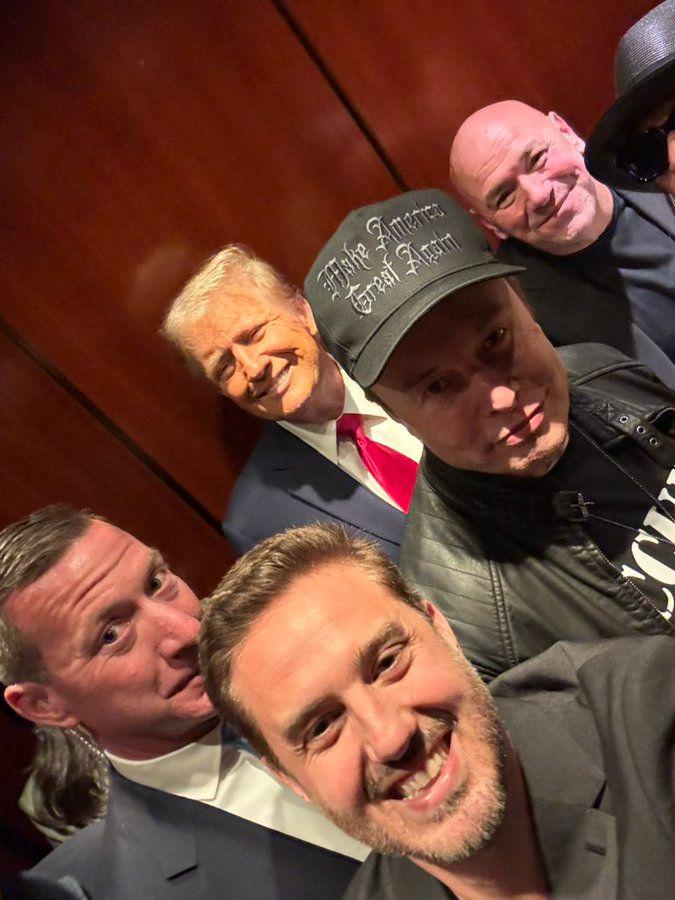 O presidente dos EUA, Donald Trump, e os donos da Rumble, Chris Pavlovski, do X, Elon Musk, além de Dana White, presidente do UFC.