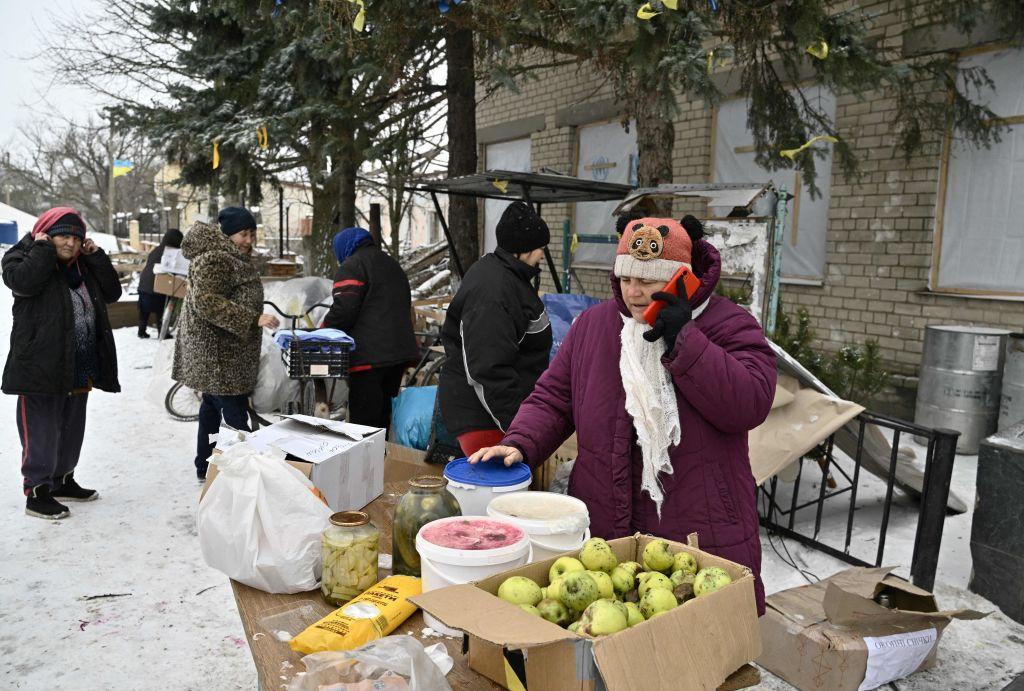 Moradores locais recebem ajuda alimentar no vilarejo de Posad-Pokrovske, região de Kherson, em 29 de janeiro de 2023, em meio à invasão russa da Ucrânia