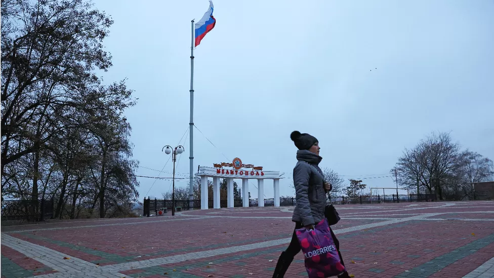 Plaza donde se ondea la bandera rusa