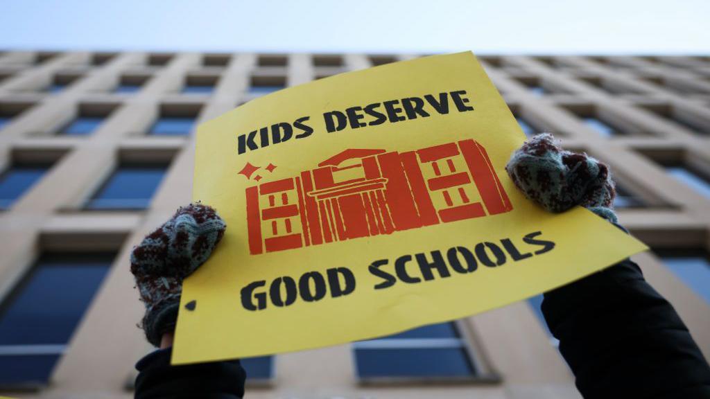 Un cartel en una protesta en defensa de la educación pública frente al Departamento de Educación, el 13 de marzo de 2025 en Washington, D.C.