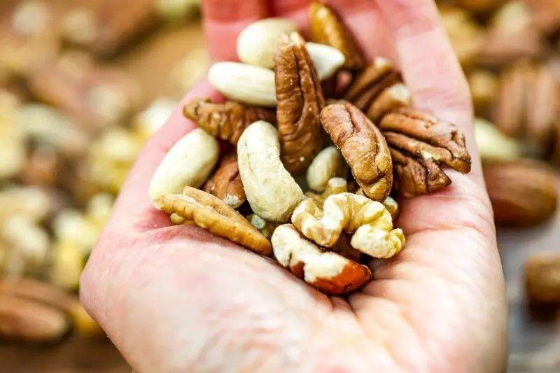 اخروٹ اور بادام بہتر سنیکس ہیں