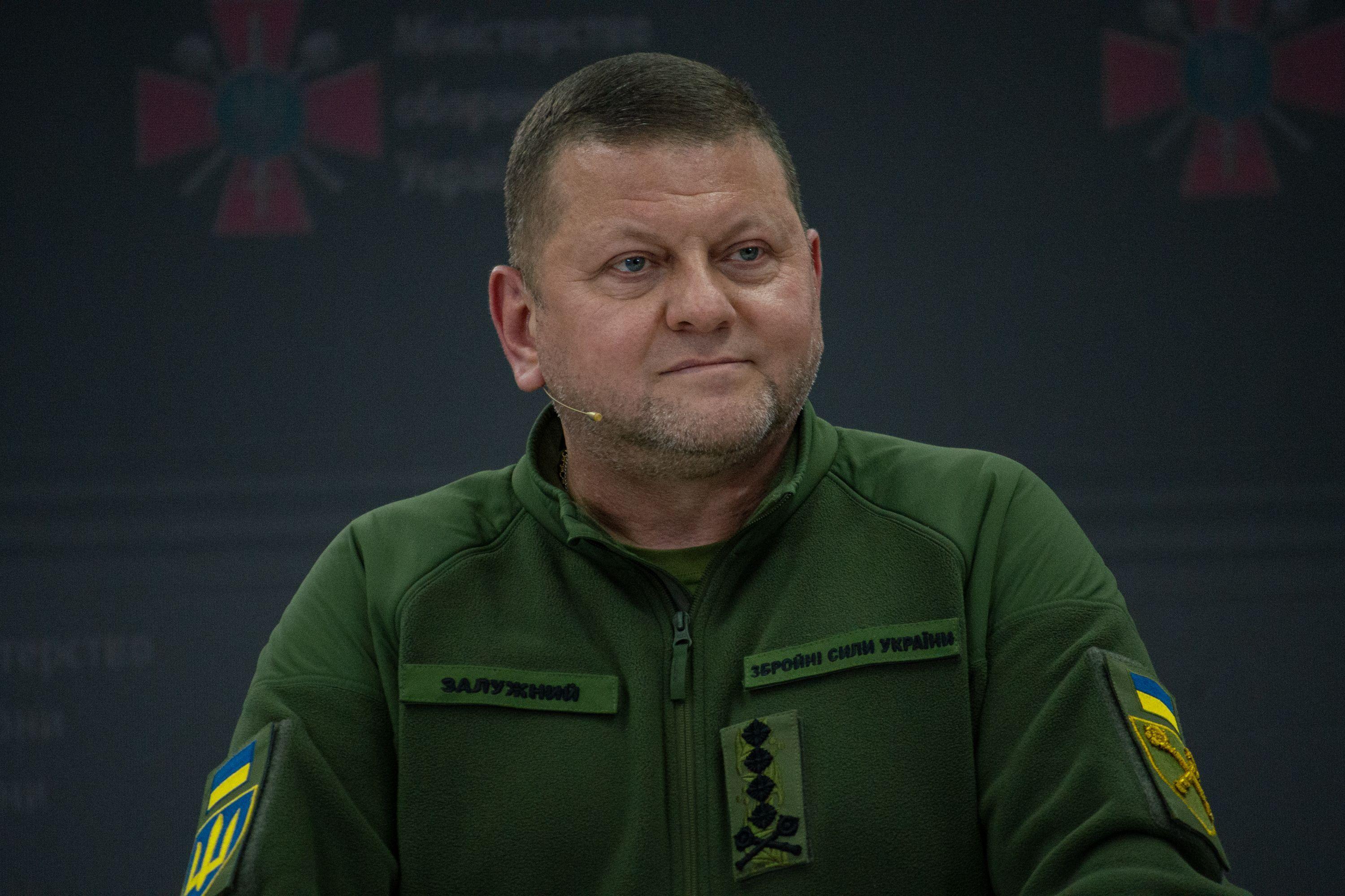 Valerii Zaluzhnyi habla en una conferencia de prensa. Viste uniforme militar y lleva un micrófono.