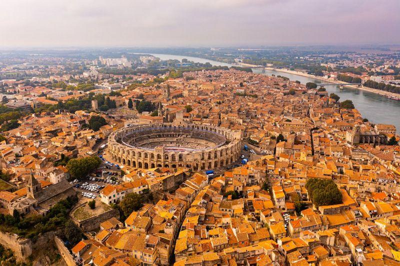 Cidade francesa adotada pelo pintor van Gogh, Arles foi fundada pelos gregos e desenvolveu-se inicialmente sob domínio romano