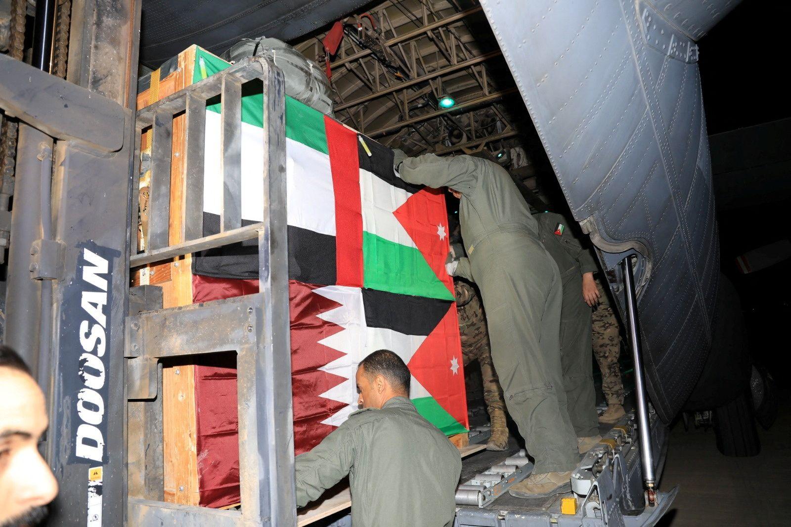 أعلام الأردن وقطر والإمارات خلال إنزال مساعدات لقطاع غزة
