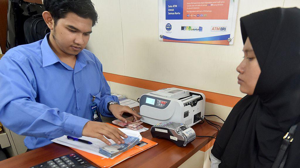 Una mujer en un banco en Indonesia.