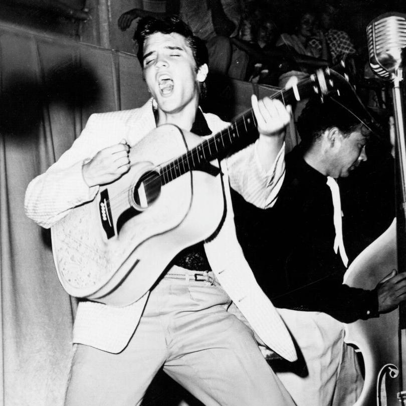 Elvis Presely en una de sus primeras presentaciones en 1955