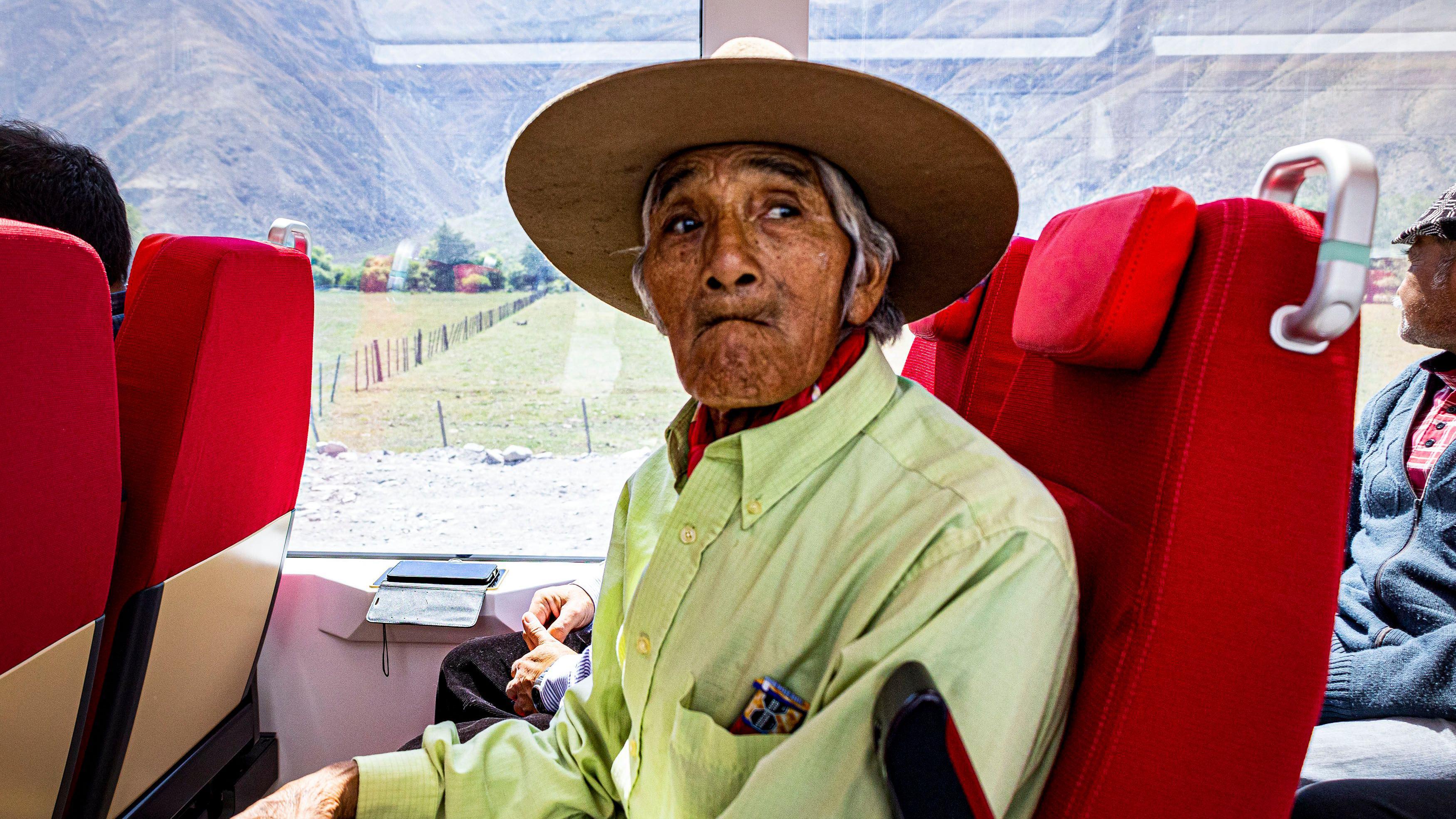 Un habitante del lugar viaja en el nuevo Tren de la Quebrada.