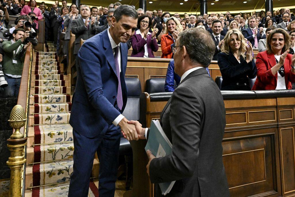 Núñez-Feijóo saluda a Sánchez después de ser reelegido como presidente. 