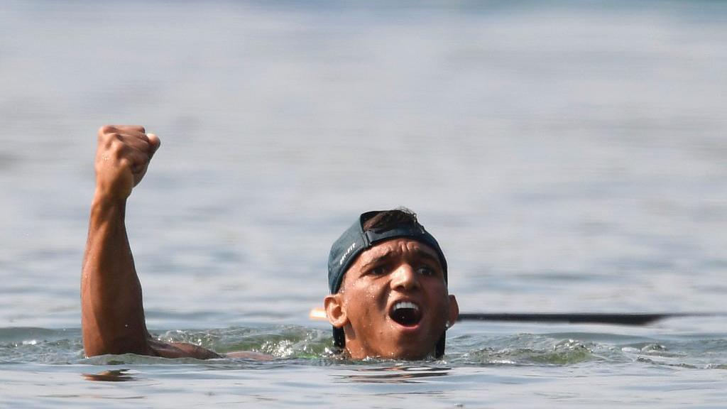  Isaquias Queiroz comemorando na água no Rio 2016