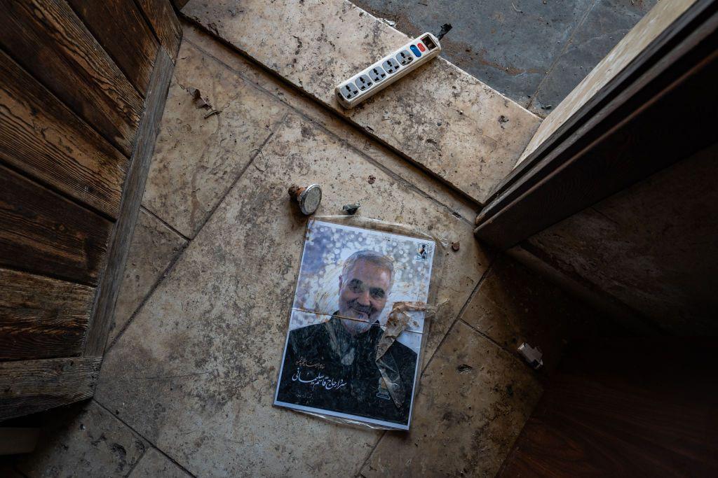 Uma foto de Qassem Soleimani, que foi general major iraniano e comandante da Força Quds, está no chão dentro do santuário de Zayn al-Abidin, onde um dos campos de batalha mais intensos ocorreu durante a queda do regime de Assad em Hama, na Síria, em 16 de dezembro de 2024.       