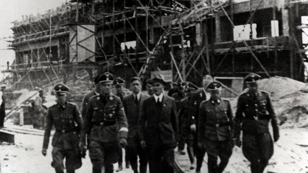 Heinrich Himmler inspeccionando la construcción de la tercera fase de Auschwitz