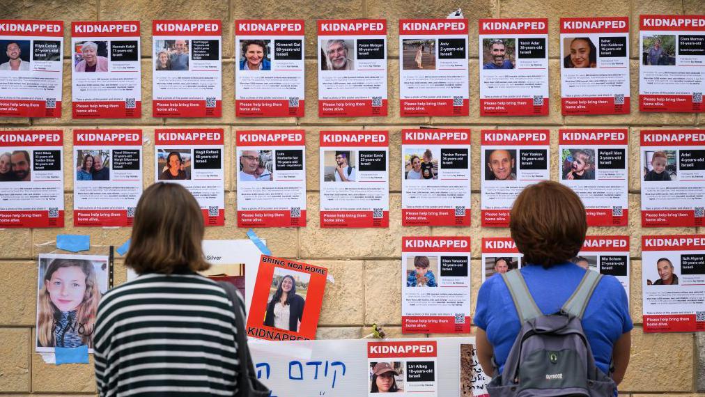 Carteles de personas capturadas por Hamás en una pared