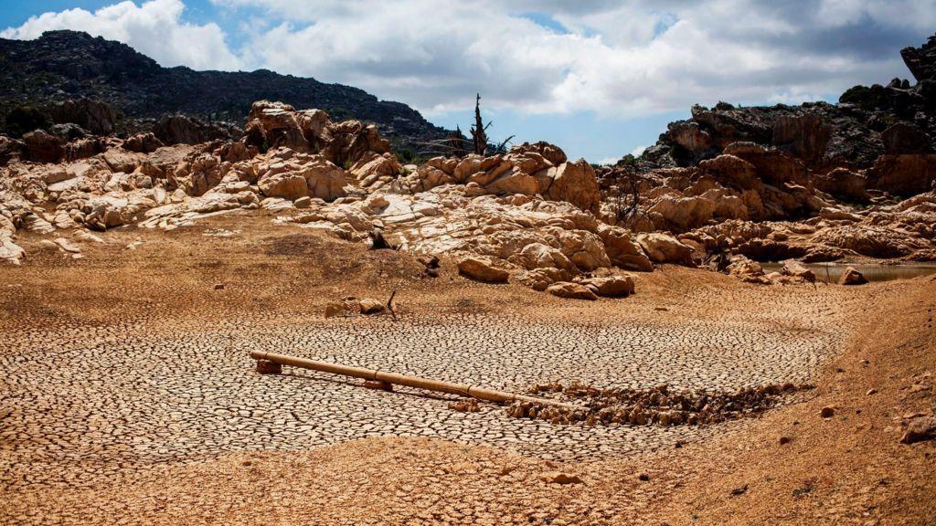 Reservatório de água seco em fazenda