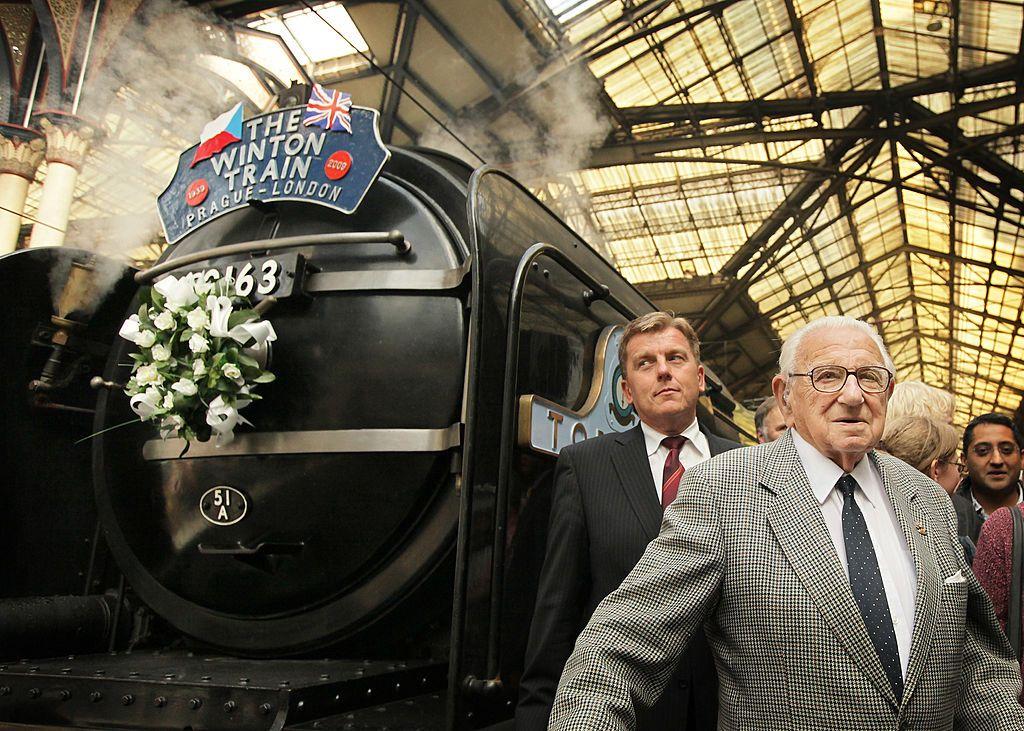 Nicholas Winton con el tren que conmemoró su hazaña heróica. 