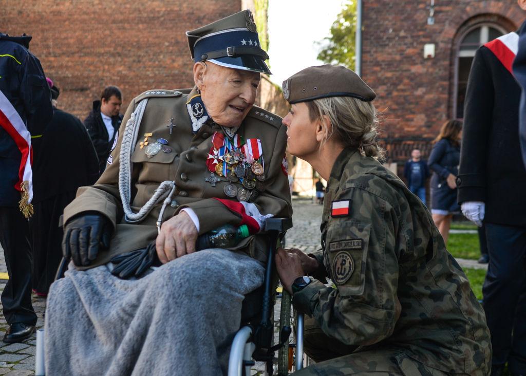 Fotoğraf dünkü anmalardan. Polonyalı savaş gazisi, görevdeki bir askerle sohbet ediyor.
