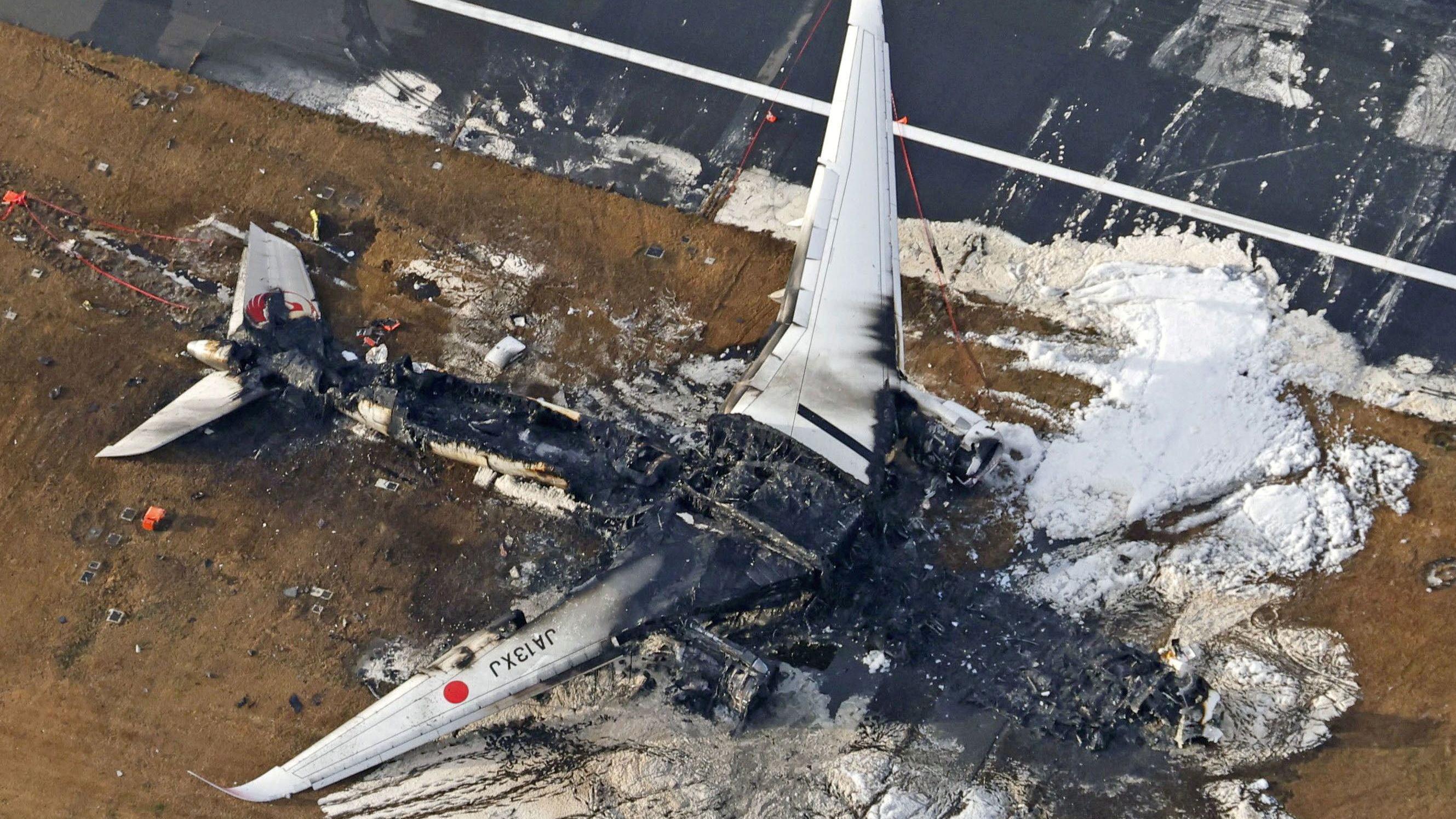 Avião queimado da Japan Airlines
