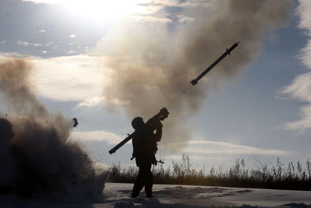 una persona dispara un misil en el campo de batalla en ucrania