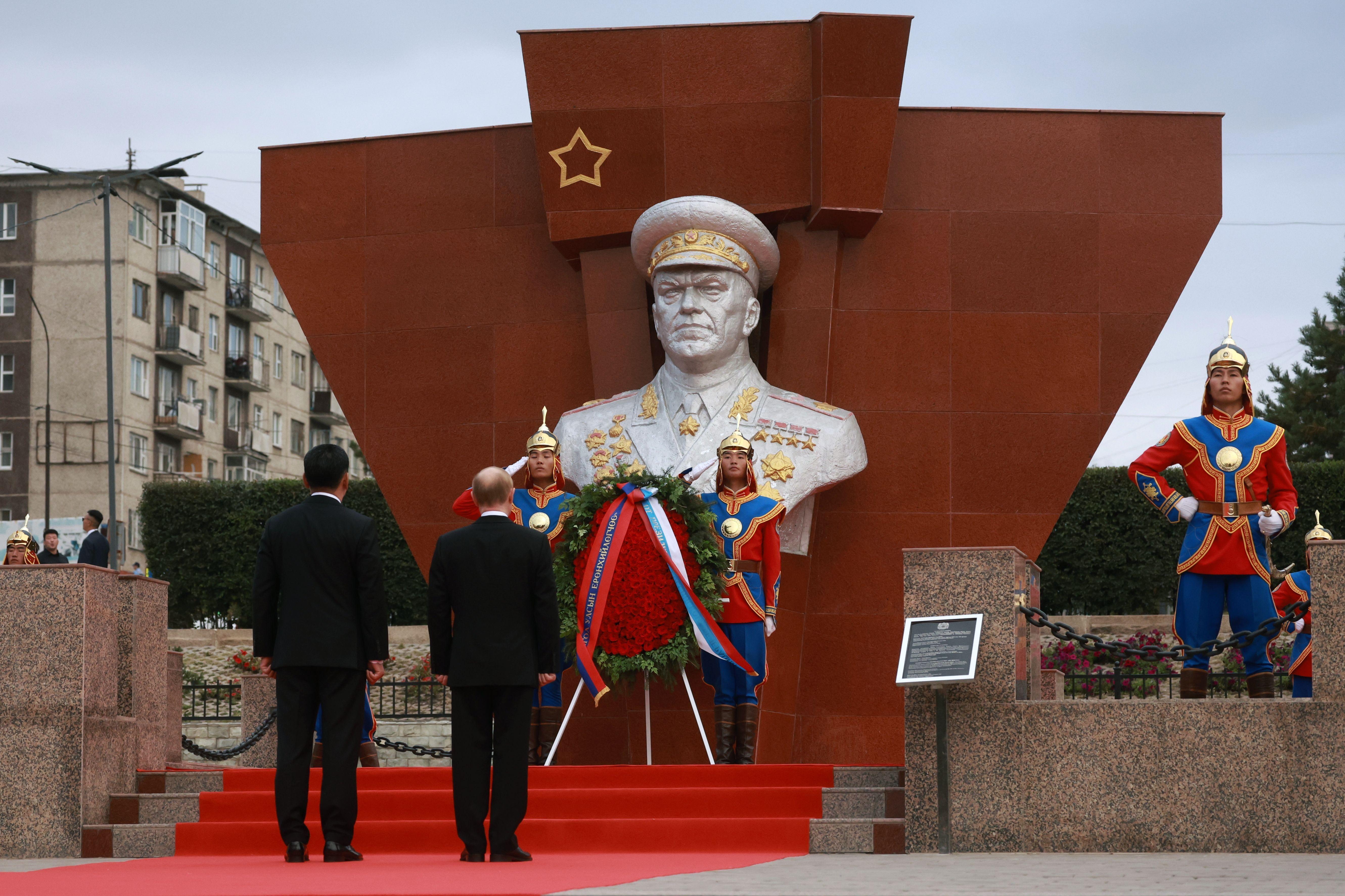 Putin e Khürelsükh juntos diante de um monumento na capital da Mongólia, Ulaanbaatar.