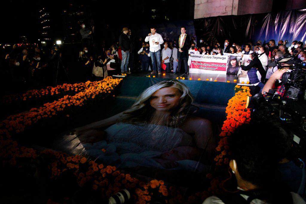 Adrián LeBaron, William LeBaron, Julián LeBaron, Javier Sicilia y otros asistentes a una velada el 4 de noviembre de 2021 en Ciudad de México en honor a Rhonita Miller, sus hijos y otras víctimas de la masacre ocurrida en Bavispe, Sonora, tres años antes. Foto: Luis Barron / Eyepix Group/Future Publishing vía Getty Images
