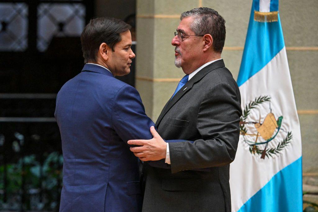 El presidente de Guatemala, Bernardo Arévalo, con el secretario de Estado de EE.UU., Marco Rubio, en el Palacio de Cultura de Ciudad de Guatemala, en Guatemala, el 5 de febrero de 2025.