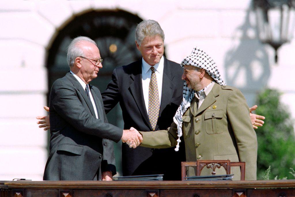 Yasser Arafat, Yitzahk Rabin y Bill Clinton durante los Acuerdos de Oslo en 1993.