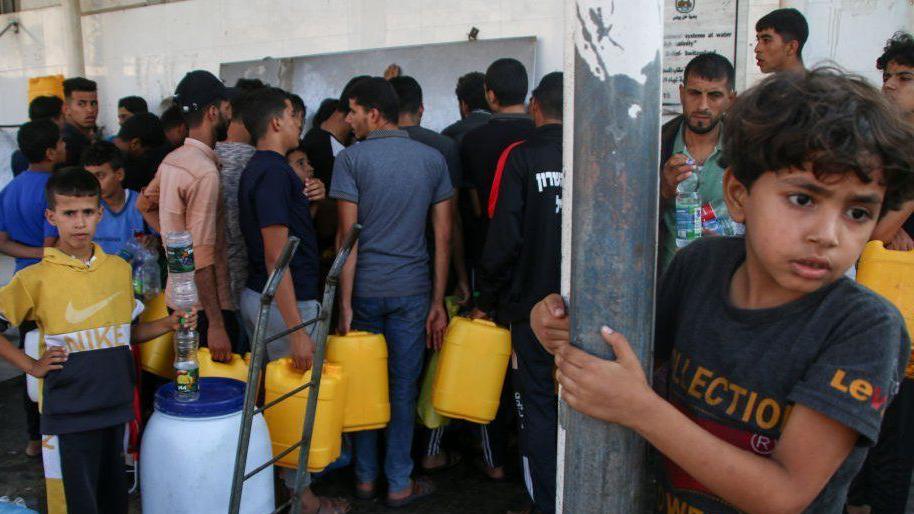 Palestinos se abastecen de agua en una de las pocas estaciones de agua en Jan Yunis.