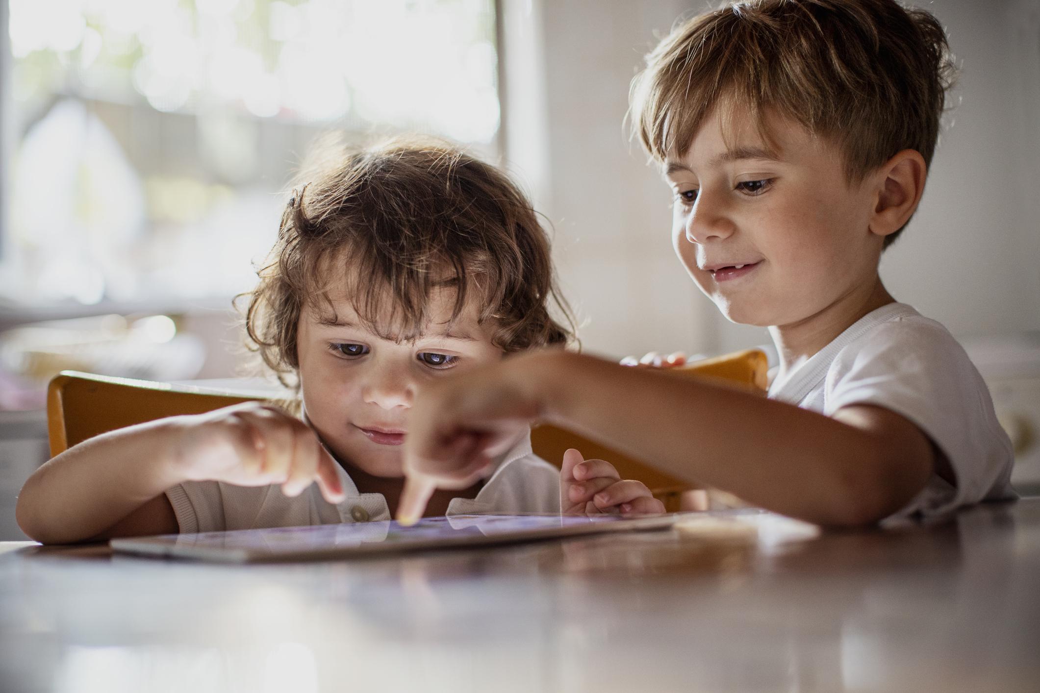 Niños jugando con una tableta.