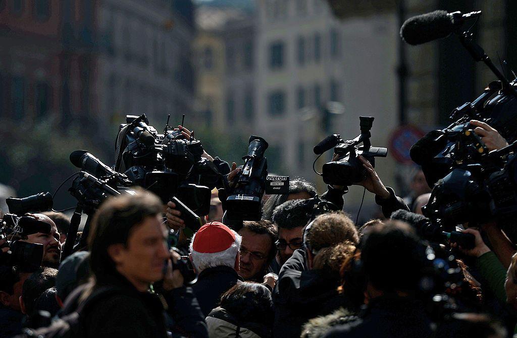 Un cardenal responde preguntas de los medios de comunicación