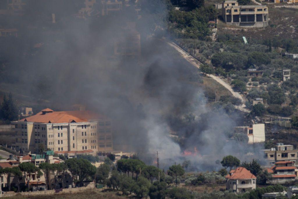 صورة تظهر أعمدة الدخان تتصاعد جراء قصف إسرائيلي على جنوب لبنان .