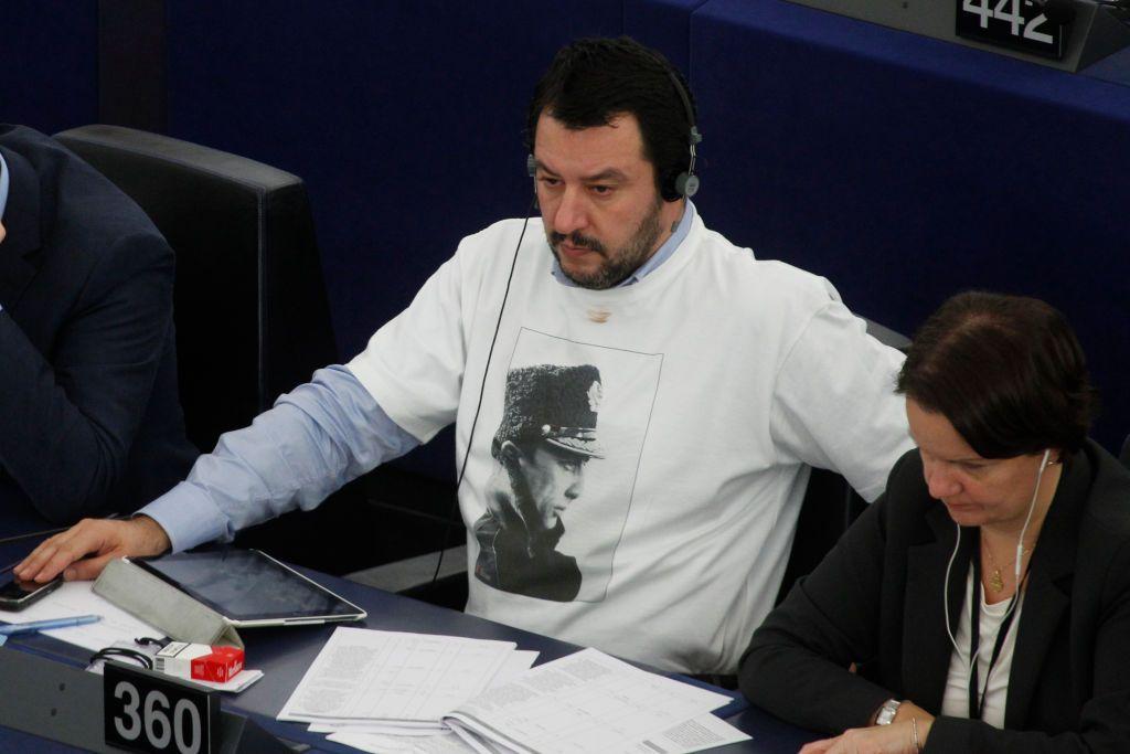 Matteo Salvini con una camiseta con la cara de Putin en el Parlamento Europeo.