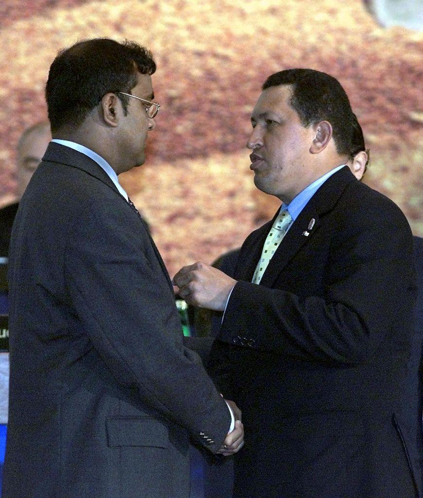 Chávez saluda a Jagdeo en una cumbre a principios del 2000