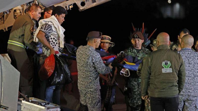 Criança chegando a hospital em avião do governo colombiano