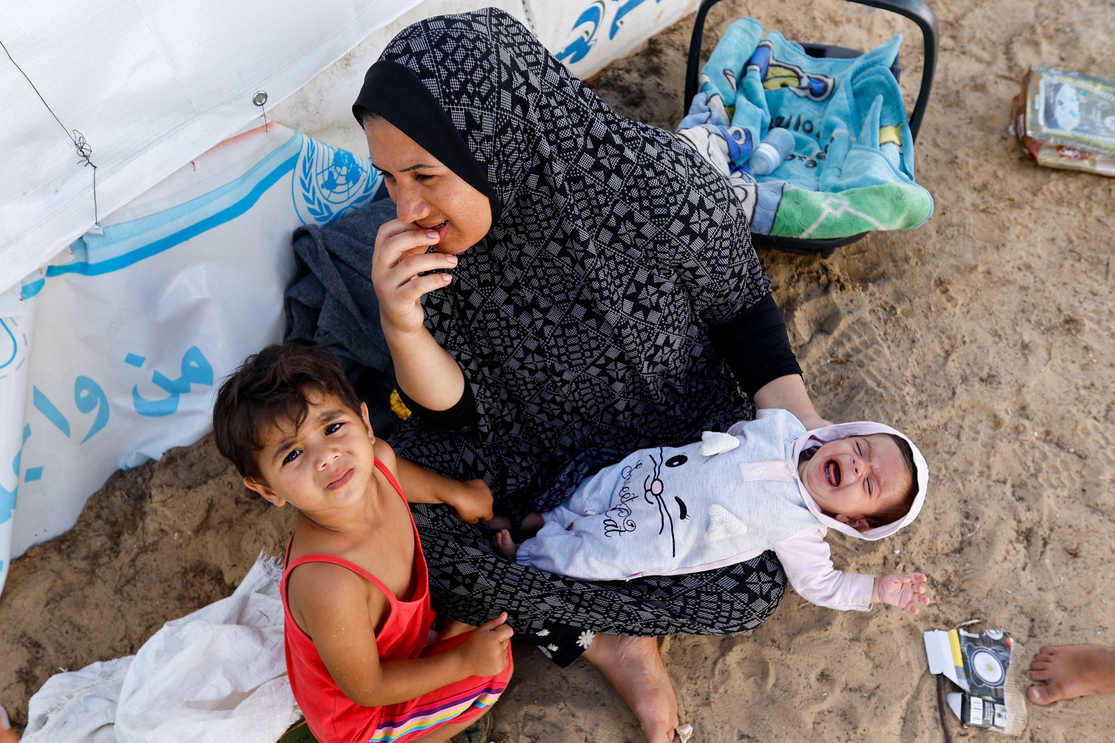 Refugiados palestinos que han huído de Gaza.