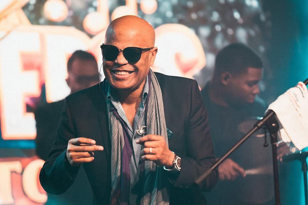 Rubby P&eacute;rez, homem negro careca em palco