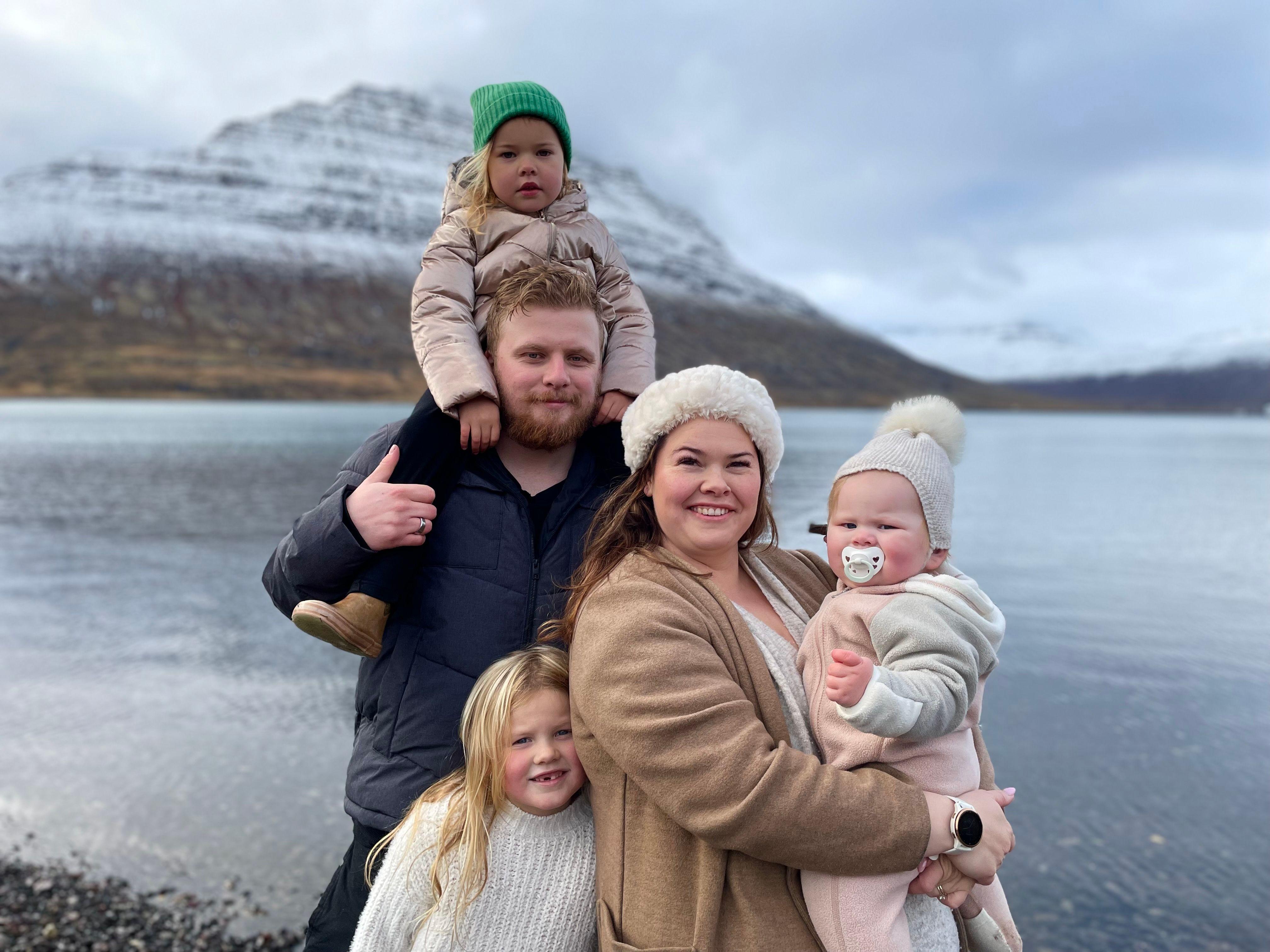 Katrin Thorhallsdottir, su marido Fanar y tres de sus cinco hijos.